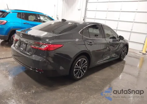 2025 Toyota Camry Xle z USA, uszkodzony, nr VIN 4T1DAACK2SU077610